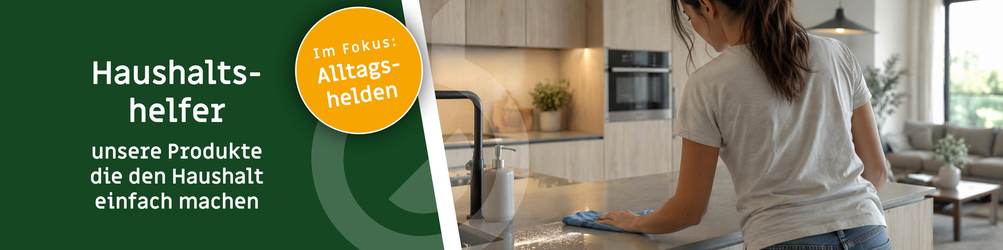 Frau reinigt eine moderne Küche mit einem Tuch; daneben grüner Banner mit Text „Haushaltshelfer – unsere Produkte, die den Haushalt einfach machen“ und Hinweis „Im Fokus: Alltagshelden“.