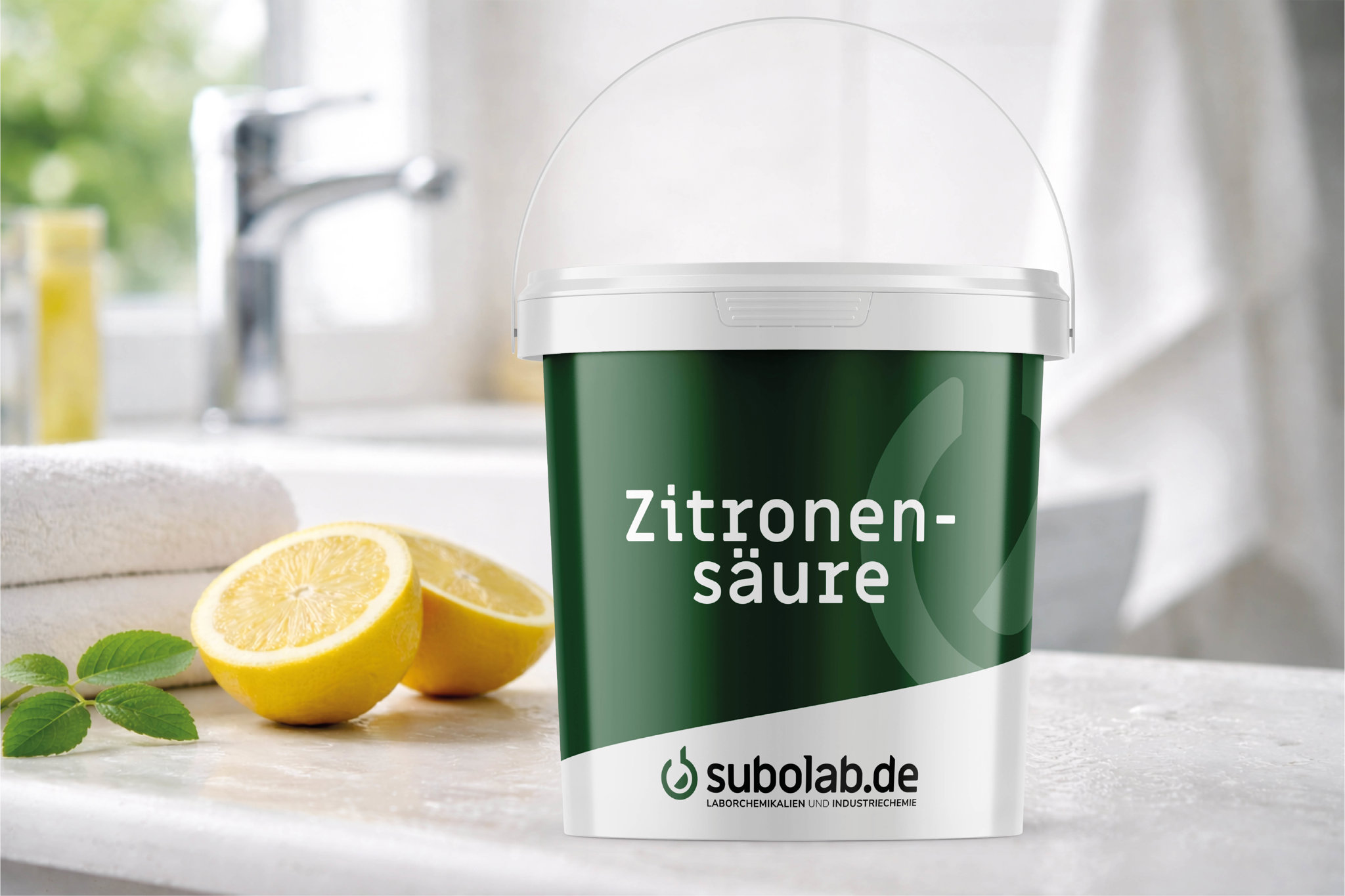 Eimer mit Zitronensäure auf einer hellen Badezimmeroberfläche, daneben halbierte Zitronen; im Hintergrund unscharf ein Waschbecken und Armatur – ideal zum Entkalken von Oberflächen.