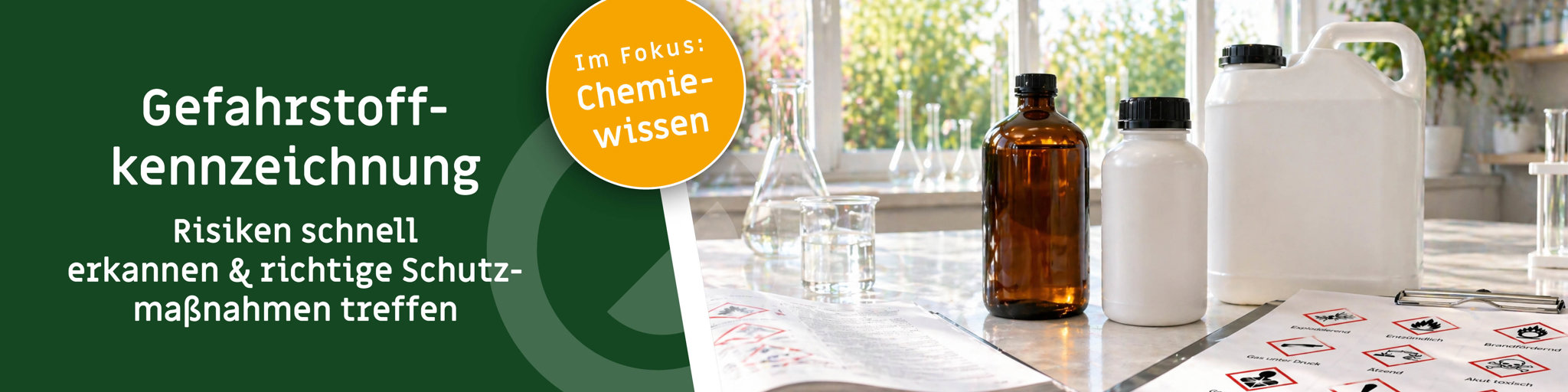 Banner mit dem Thema Gefahrstoffkennzeichnung, kombiniert aus grünem Textbereich und heller Laborszene mit Chemikalienbehältern, Glasgeräten und Unterlagen zu Gefahrensymbolen und Sicherheitsmaßnahmen.