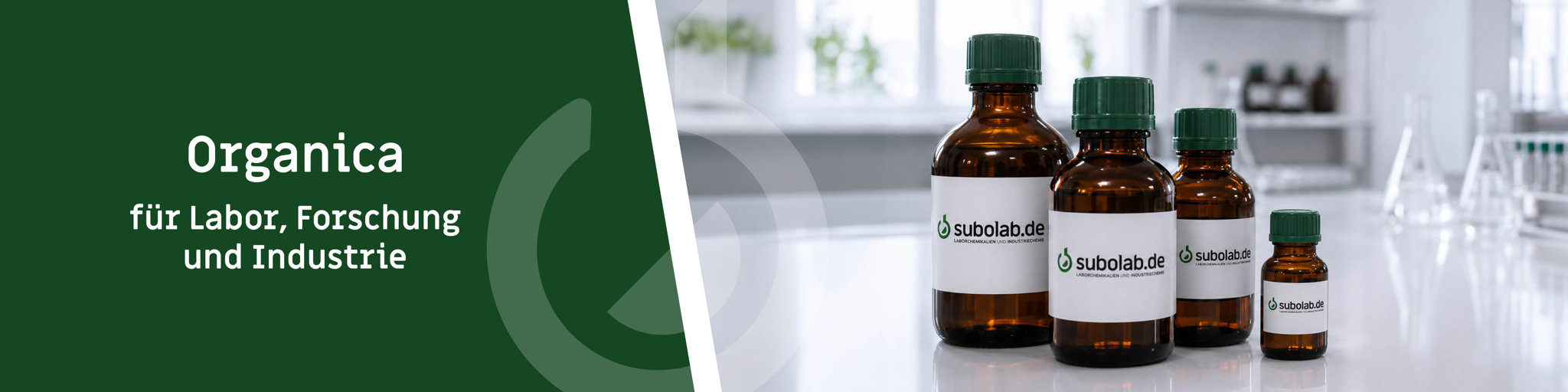 Organica – organische Chemikalien für Labor, Forschung und Industrie Organica Banner mit subolab Chemikalienflaschen im Fokus vor verschwommenem Laborhintergrund