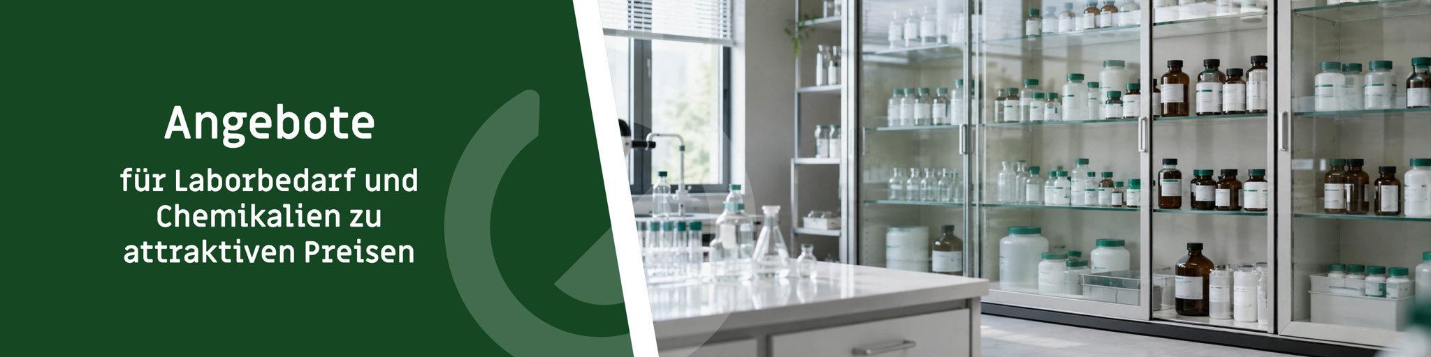 Angebote für Laborbedarf und Chemikalien zu attraktiven Preisen Angebote Banner mit modernem Laborlager, Glasregal und vielen Chemikalienflaschen mit dunkelgrünen Deckeln