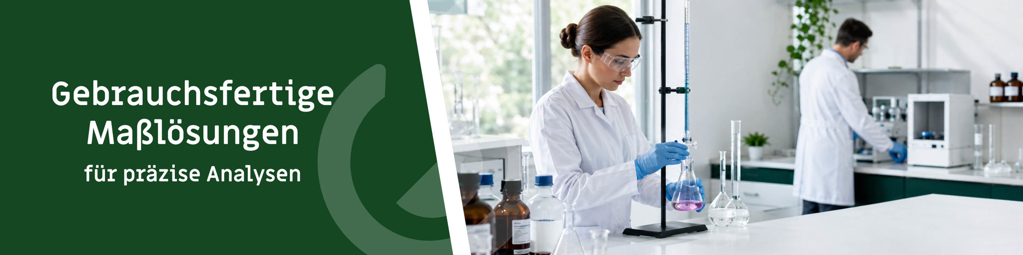Gebrauchsfertige Maßlösungen Banner mit Laborantin bei der Titration im modernen Analytiklabor
